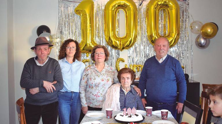 <i>Dolores Ortega celebra su 100 cumpleaños junto a sus hijos Cándido, Cristóbal, Juana y Purificación.</i>
