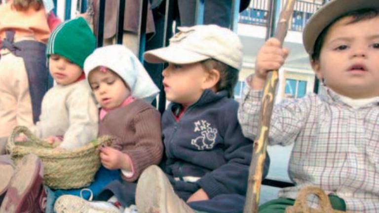 Tal día como hoy en 2007: Niños de Los Villares aprenden a recoger la aceituna