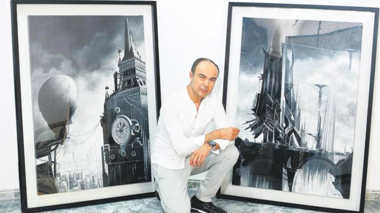 <i>José Domínguez, con dos obras de la muestra. / Cedida por el pintor.</i>