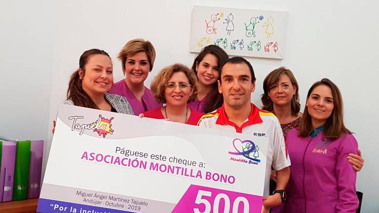 El nadador Miguel Ángel Martínez dona 500 euros a dos entidades locales