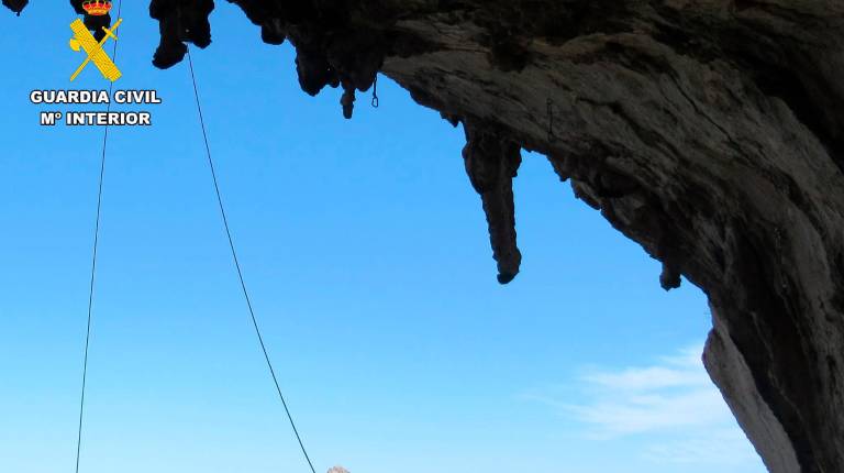 <i>Apertura de una vía de escalada en un abrigo con arte rupestre. / Guardia Civil.</i>