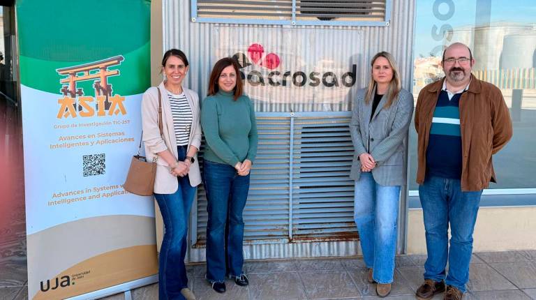 <i>El proyecto Asista de la UJA inicia en el Centro de Día ‘Santa Marta’ el piloto de una tecnología para detectar la soledad no deseada en personas mayores. / UJA.</i>