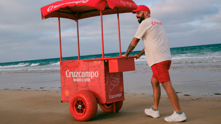 Cruzcampo rinde homenaje a quienes llenan de acento las playas: los lateros