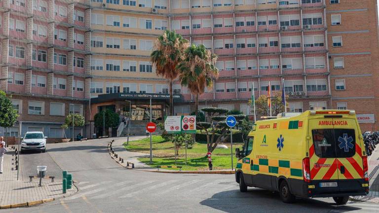 Evacuada con quemaduras graves tras un incendio que ha calcinado su vivienda en Sevilla