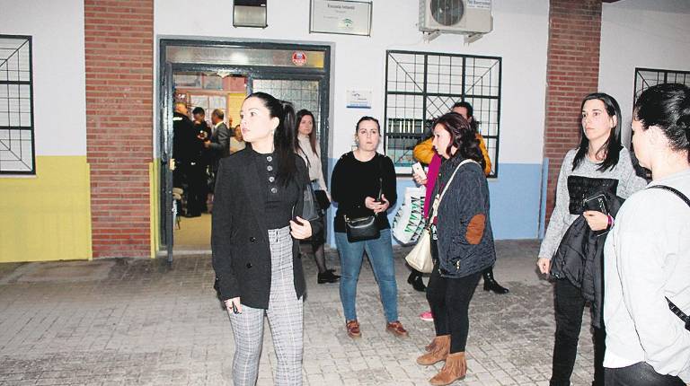 SITUACIÓN. <i>Un grupo de mujeres tras pasar más de dos horas dentro del centro como protesta.</i>