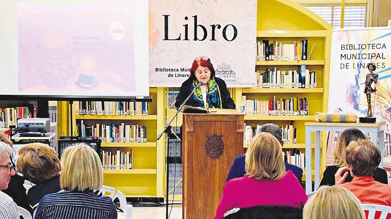 ACTIVIDADES. <i> La escritora, Fanny Rubio, durante la lectura continuada del Quijote que se realizó en la bilbioteca.</i>