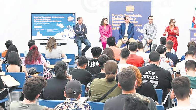 Más de 120 jóvenes se forman para cubrir empleos del futuro en Linares