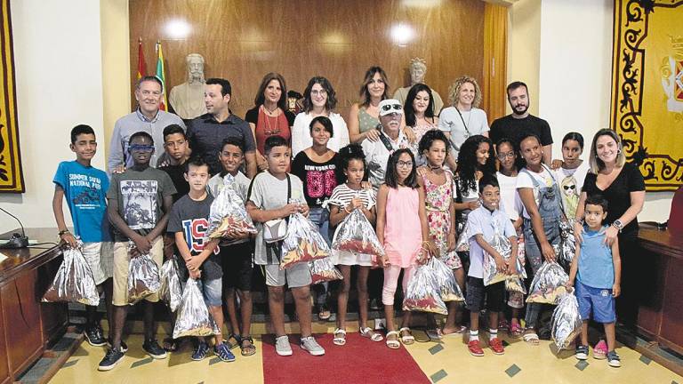 El alcalde y los concejales reciben a los niños saharauis