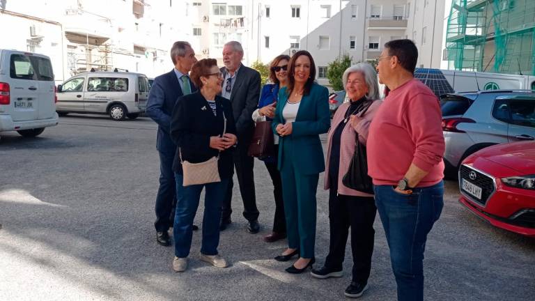 El delegado de Iberdrola en Andalucía, Antonio Fernández, y la consejera de Fomento, Articulación del Territorio y Vivienda, Rocío Díaz, conversan con vecinos de Las Protegidas. / Fran Miranda / Diario JAÉN.