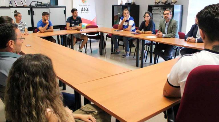 REUNIÓN. <i> A la izquierda, el rector de la UJA, Juan Gómez, junto a Álvaro Trujillo, Felipe Estrella y los once deportistas; a la derecha, un momento de la reunión mantenida.</i>