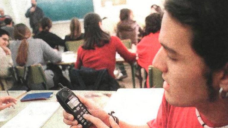 Tal día como hoy en el 2000 publicábamos: Los móviles revolucionan el panorama educativo