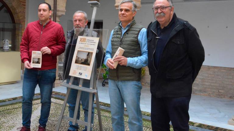 CULTURA. <i>José Antonio Oria, Luis Pedro Pérez, Manuel Rodrigo y Juan Vicente Córcoles, con el cartel.</i>