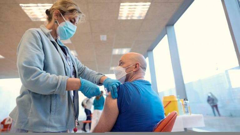 Andalucía abrirá el próximo viernes la vacunación con terceras dosis para 39 y 38 años