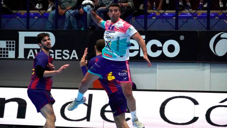 Lanzamiento en el partido ante el Barça de la Liga Asobal. / Estefanía Fernández.