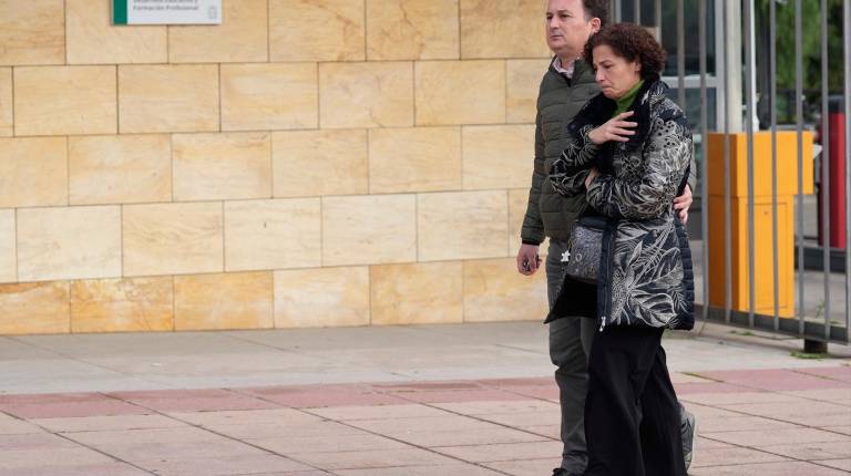 <i>Los padres de Sandra Peña, a la salida de la reunión mantenida este miércoles con la consejera de Desarrollo Educativo de la Junta de Andalucía, Carmen Castillo. / Europa Press. </i>