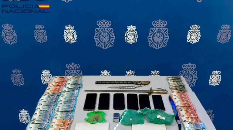<i>Dinero, drogas, armas y móviles de los dos detenidos. / Policía Nacional.</i>