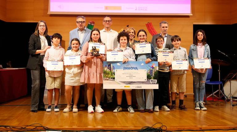 <i>Los escolares reciben el premio. / Grupo ONCE.</i>