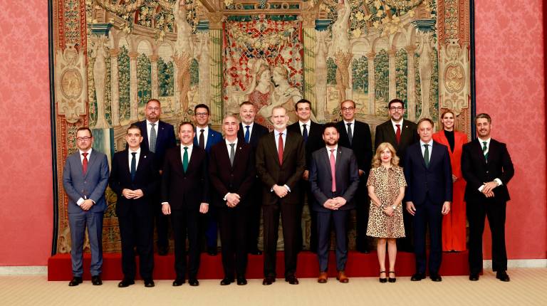 <i>Foto de familia con los alcaldes de las Ciudades Patriomonio. / Fotografías: Casa de Su Majestad el Rey.</i>