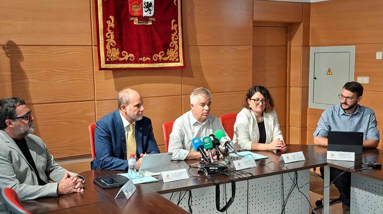 <i>Colaboración institucional entre el rector de la Universidad de Jaén, Nicolás Ruiz, y el alcalde del Ayuntamiento de Martos, Emilio Torres. / Universidad de Jaén. </i>