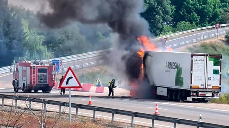 Arde un camión de fresas en plena autovía