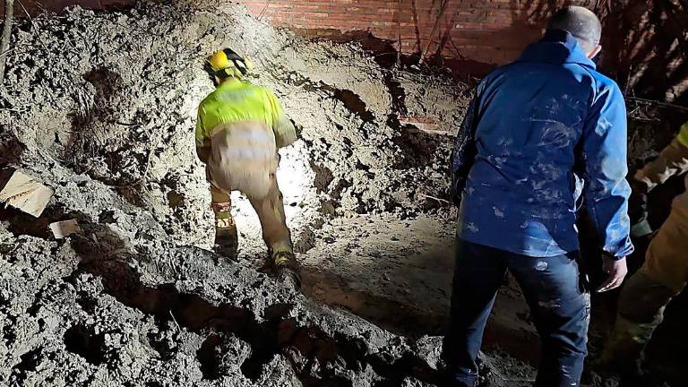 Los bomberos en el lugar donde tuvo lugar el desprendimiento, en el Parque de la Fuente Nueva, en Canena.