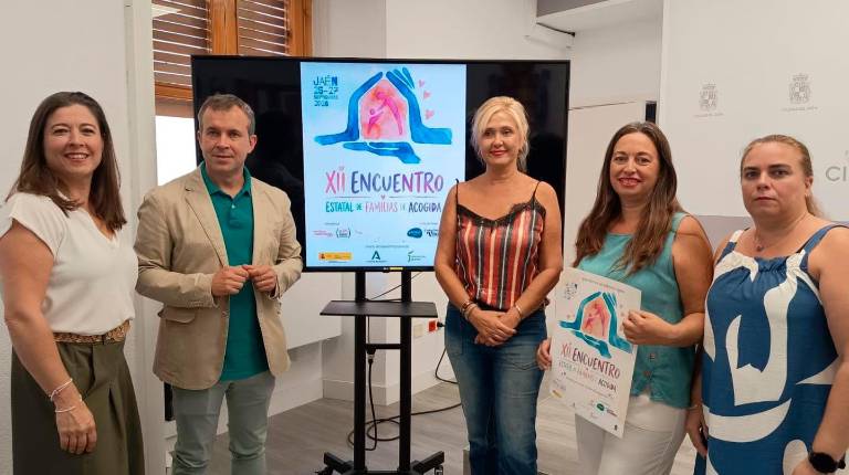 <i>Eva Funes, Julio Millán, María Espejo, Rocío Díaz e Inmaculada Lorente, responsable de Familias de la asociación. / Ayuntamiento de Jaén. </i>