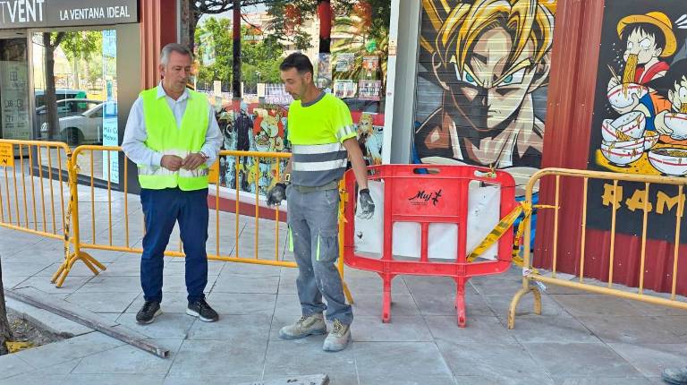 <i>Javier Padorno junto a un trabajador en las obras de arreglo del acerado en la plaza Jaén por la Paz. / Ayuntamiento de Jaén.</i>
