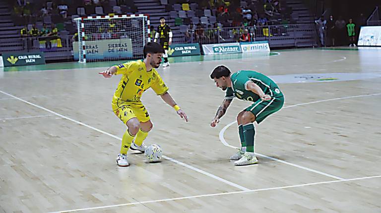 <i>Dani Zurdo encara a Pani en el partido ante el Inter JP Financial del pasado jueves. / Jaén Paraíso Interior FS.</i>