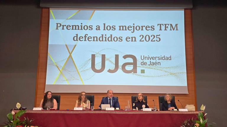 <i>Mesa presidencial en el acto de los premios a los mejores TFM defendidos. / Universidad de Jaén. </i>