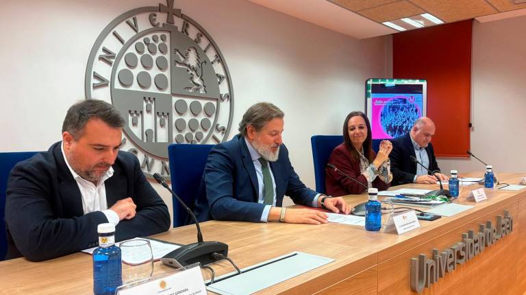 <i>Cristóbal López, Luis Jesús García-Lomas, Marta Torres y José Manuel Hernández durante la presentación. / UJA.</i>
