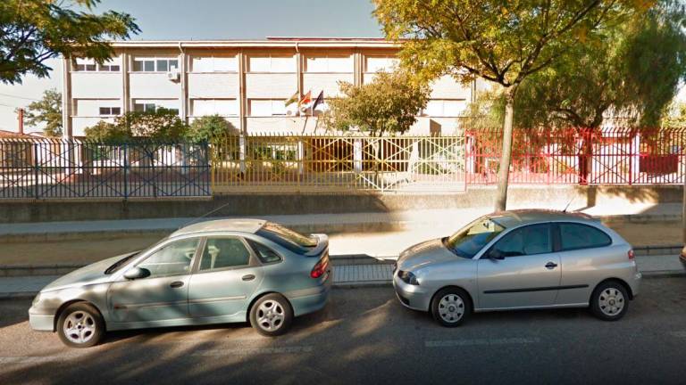 Docentes condenan la agresión física y verbal de un alumno a una maestra en Linares