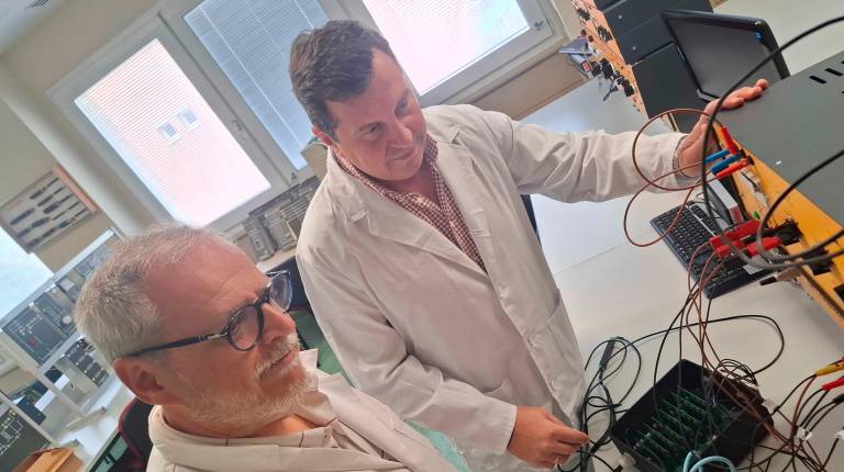 <i>Investigadores de la UJA responsables del desarrollo del dispositivo. / Fundación Descubre.</i>