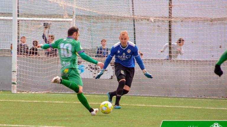 <span class=mln_uppercase_mln>ACIERTO</span><i>. Urko Arroyo se dispone a batir a Emilio Muñoz en el partido ante el Atlético Porcuna, donde logró dos goles. </i>