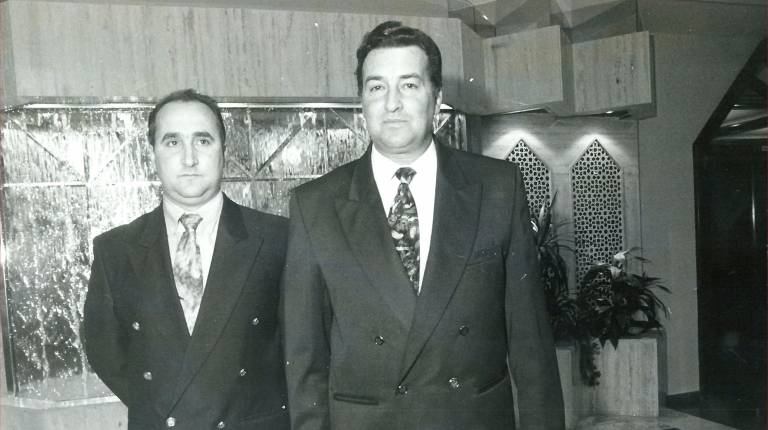 <i>Año 1994. Los hermanos Pelegrin y Francisco Lerma Castro, hace 32 años, en las instalaciones del Complejo Juleca, inaugurado en 1972 por su padres, Juan Francisco y Juana. / Archivo Histórico de Diario JAÉN.</i>