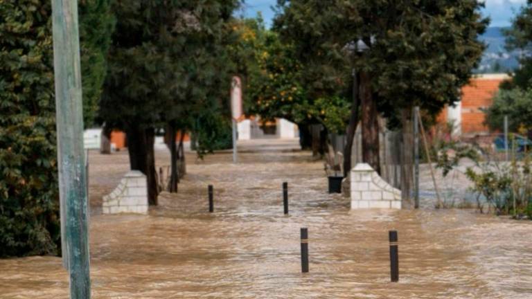 Captura de un vídeo de la puerta del cementerio y la pasarela de Villanueva de la Reina, con el agua por encima. 