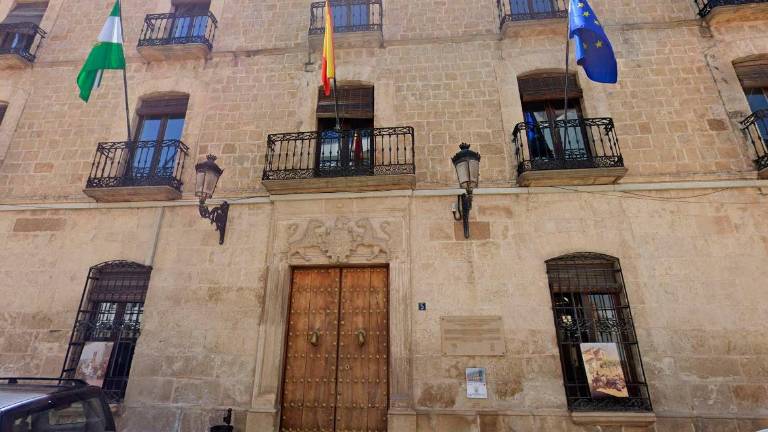 Vista general de la fachada del Ayuntamiento de Villanueva del Arzobispo. / Google Maps.