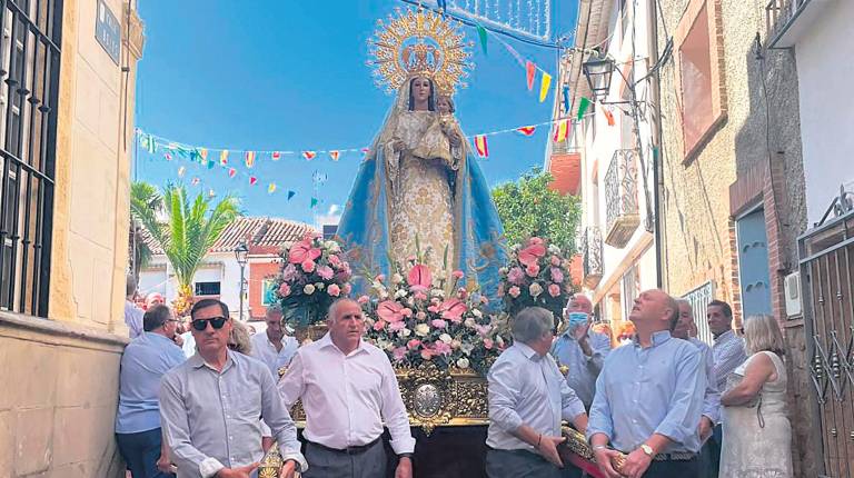 <i>Anderos bajan el trono de la virgen para sortear un obstáculo. / José Luis Moya / Diario JAÉN.</i>