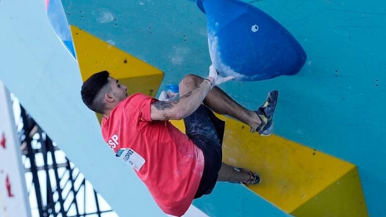 Alberto Ginés, decimocuarto en la prueba de bloques de escalada, se juega la final en la cuerda