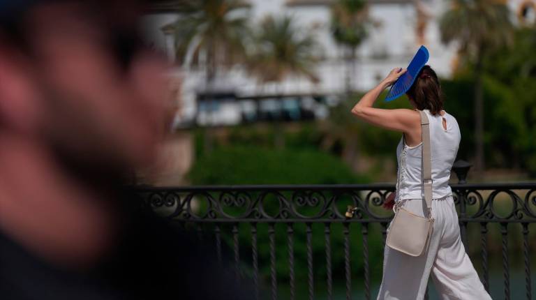 <i>Una mujer con abanico. / Europa Press. </i>