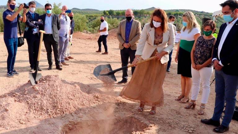 Crespo coloca la primera piedra de la EDAR de Torredonjimeno