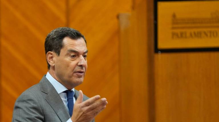 <i>El presidente de la Junta, Juanma Moreno, en un momento de la respuesta a José Ignacio García (Adelante Andalucía) en el pleno de este jueves. / maría José López / Europa Press.</i>