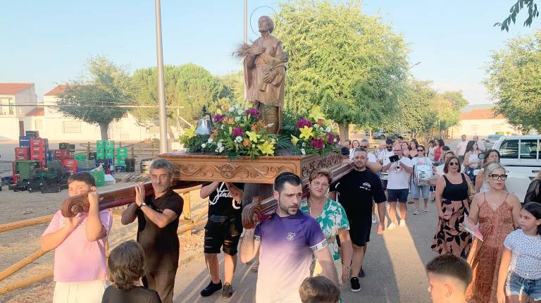 <i>Los vecinos y visitantes de Miraelrío se reunieron en torno a la imagen de San Isidro Labrador para disfrutar de una jornada de convivencia y reencuentros. / Pablo Espinosa / Diario JAÉN. </i>