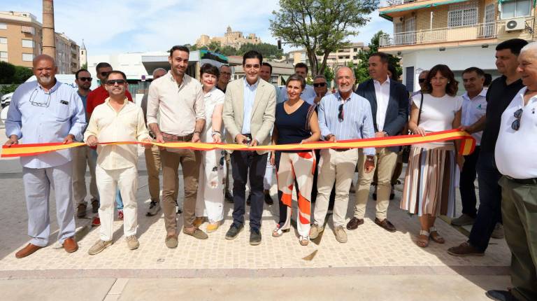 <i>El alcalde de Alcalá la Real, Marino Aguilera, y miembros de la corporación junto a la delegada territorial de Agricultura, Soledad Aranda y representantes del mundo del campo.</i>