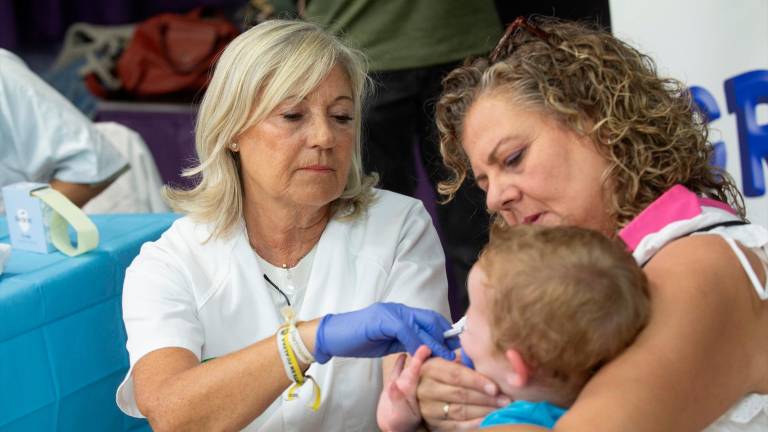 Imagen de archivo de una enfermera administrando la vacuna intranasal contra la gripe a un niño en un colegio, durante la campaña de vacunación infantil, en Sevilla. / Esther Lobato / Europa Press.