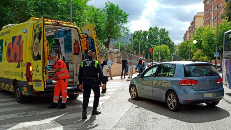 Agentes de la Policía Local y sanitarios en el lugar del accidente. / Policía Local de Jaén. 