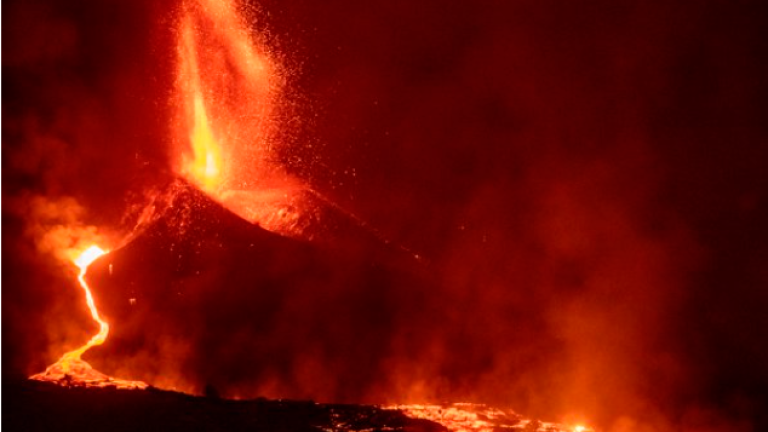Abierto un nuevo foco de emisión del volcán de La Palma más al oeste del foco principal