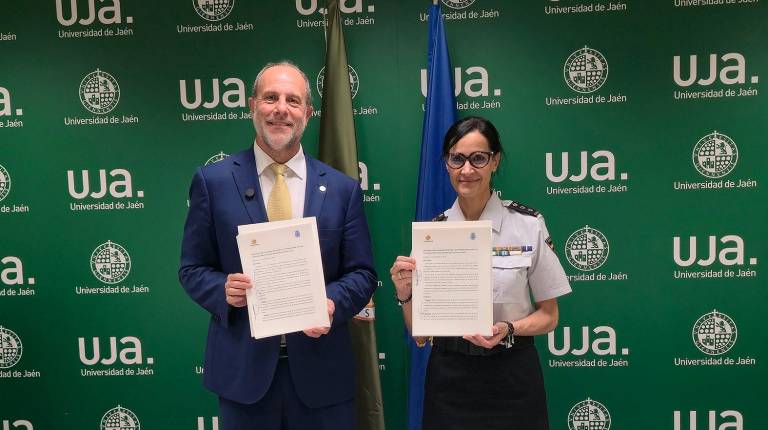 <i>El rector de la Universidad de Jaén, Nicolás Ruiz, y la comisaria jefa de la Policía Nacional en Jaén, Layla Dris Hach-Mohamed, posando tras la firma del protocolo. / UJA. </i>