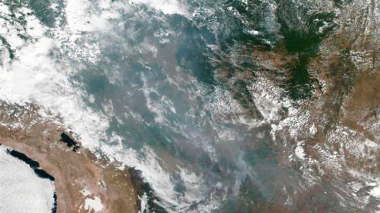 El humo de los incendios se extiende por el interior sudamericano