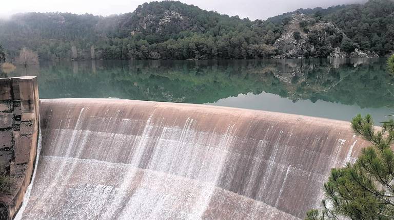 <i>El agua rebosa por el deslizadero del embalse del Aguascebas. </i>