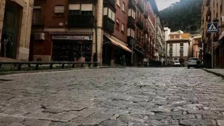 El Ayuntamiento de Jaén ejecuta en verano nueva pavimentación para 30 calles, entre ellas Colón y Ronda del Valle